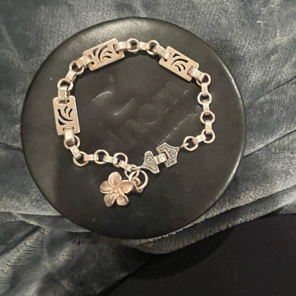 Stunning Sterling Hawaiian Bracelet Featuring A Plumeria Fold Over Clasp 75 108$